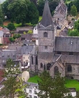 de Sint-Lambertuskerk domineert Bouvignes