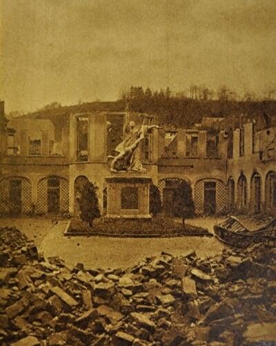 zicht op gebombardeerd stadhuis van Dinant