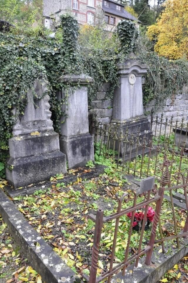 Le cimetière au milieu du village | Waulsort